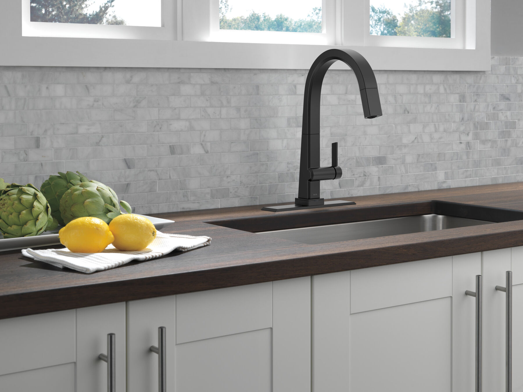 Single Handle Pull-Down Kitchen Faucet With Touch<sub>2</sub>O® Technology Technology, image 6