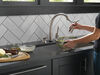 Llave deslizable de una manija para cocina con tecnología Touch2O® y dispensador de jabón