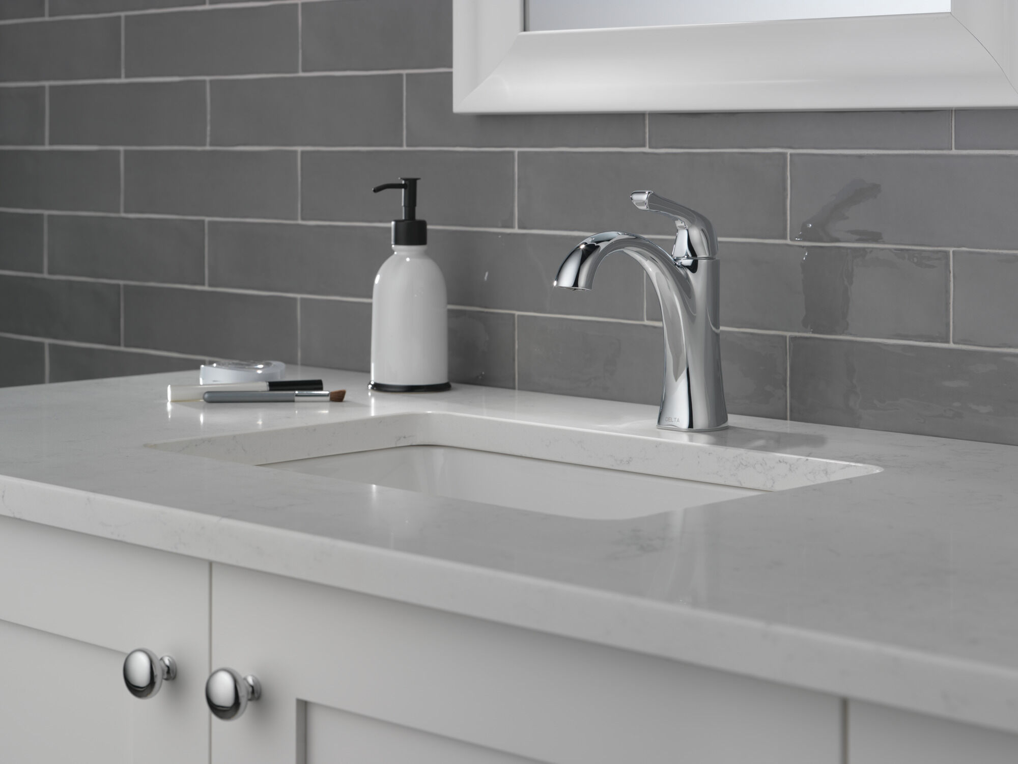 Llave para bano de combinacion de una manija cromada 15840LF Delta Faucet