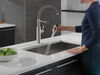 Llave para cocina extensible de una manija con tubo de salida con muelle
