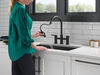 Llave para cocina tipo puente extensible con dos manijas