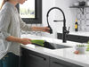 Llave para cocina extensible de una manija con tubo de salida con muelle (producto recertificado)