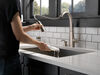 Llave de una manija con tubo de salida deslizable para cocina