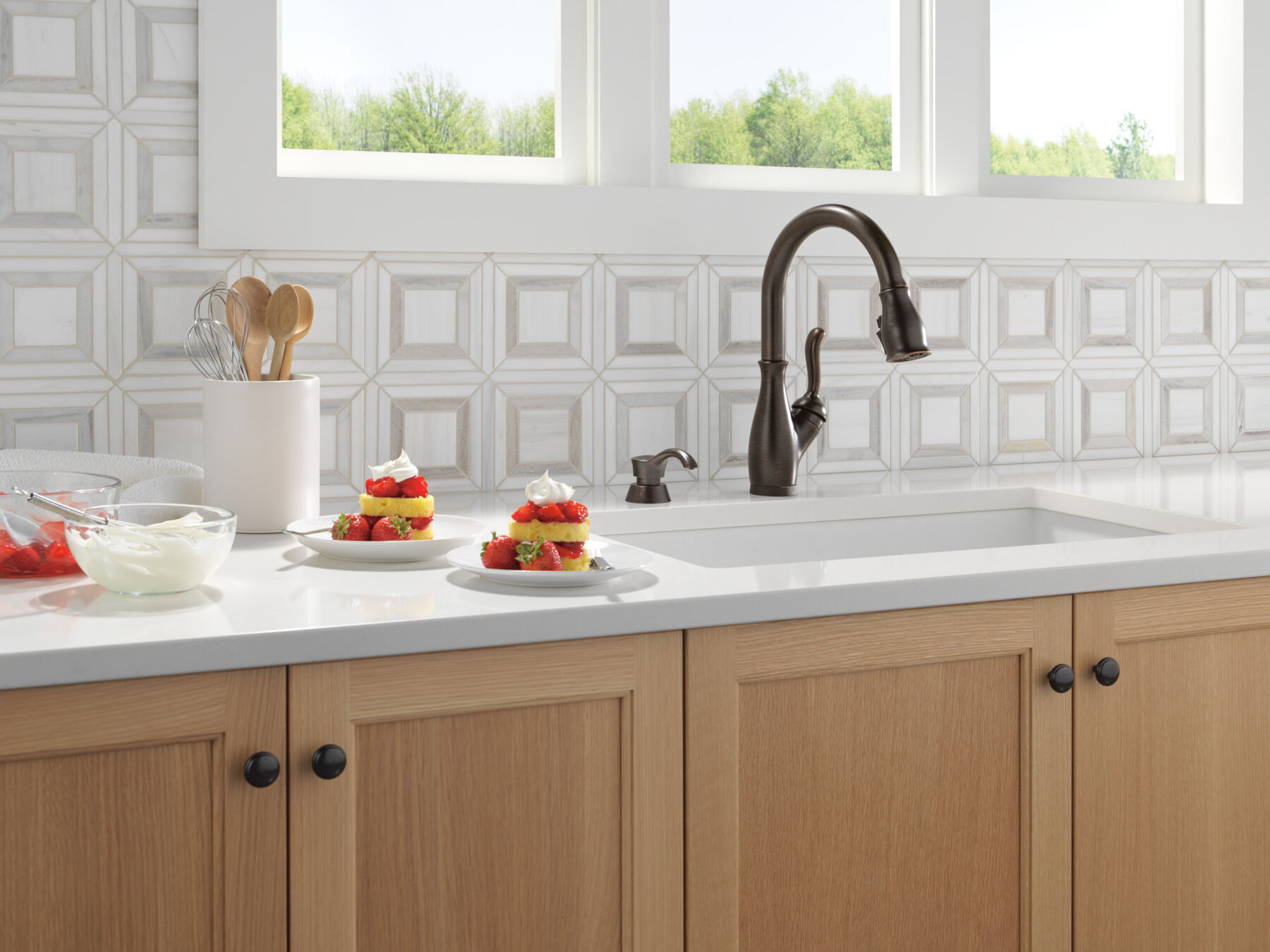 Touch2O® with Touchless™ Pull-Down Kitchen 1L with Soap Disp Bundle, image 14