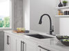 Llave para cocina extensible de una manija con tecnología ShieldSpray® en negro mate