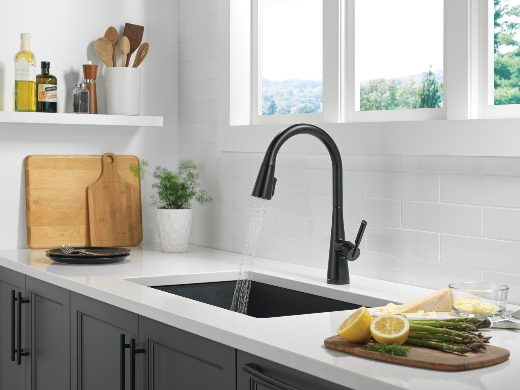 Single Handle Pull-Down Touch<sub>2</sub>O® Technology Kitchen Faucet with Touchless Technology, image 14