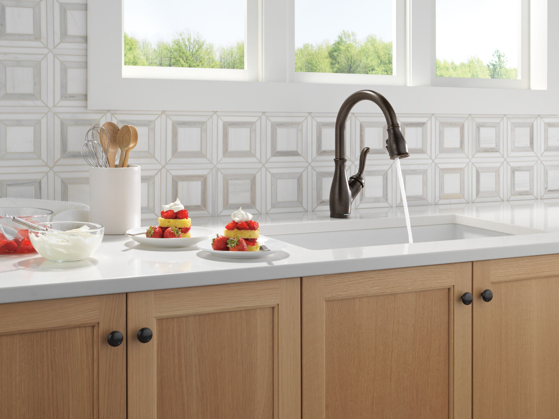 Touch2O® with Touchless™ Pull-Down Kitchen 1L with Soap Disp Bundle, image 12