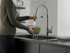 Llave para cocina extensible de una manija con tubo de salida con muelle
