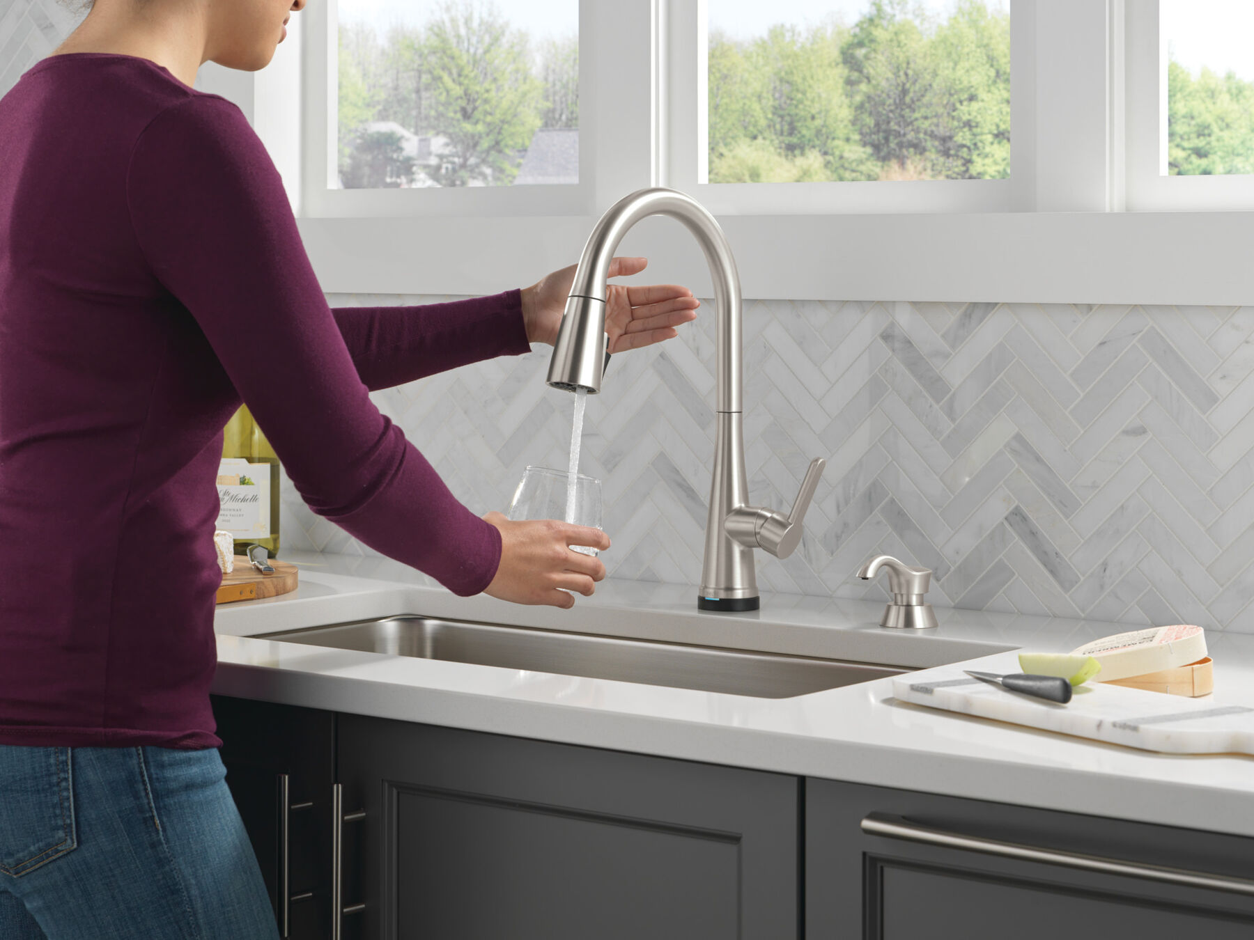 Single Handle Pull-Down Touch<sub>2</sub>O® Technology Kitchen Faucet with Touchless Technology and Soap Dispenser, image 6