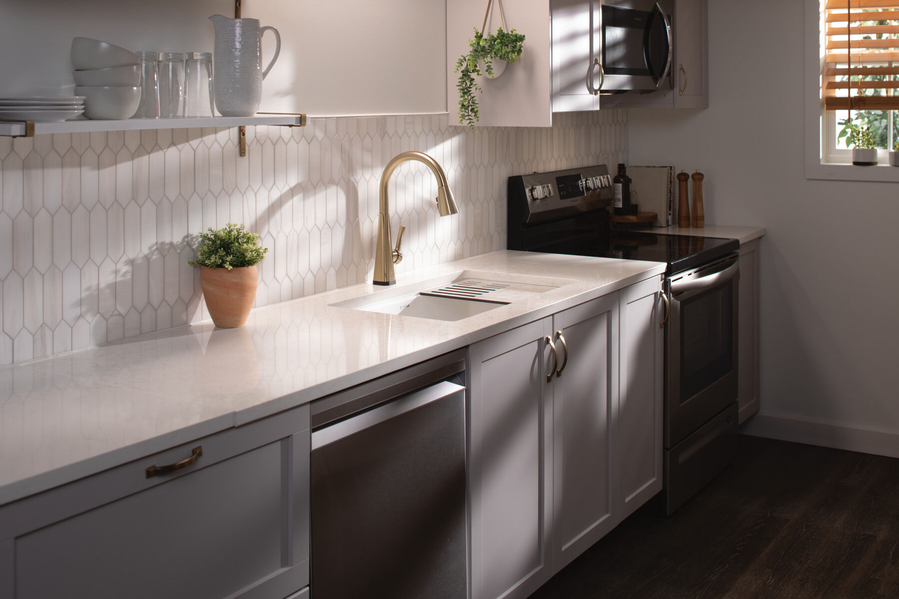 Lavabo de cocina tipo estación de trabajo con un receptáculo de compuesto de granito de 32" de montaje bajo encimera, con reborde WorkFlow™ y accesorios, imagen 3