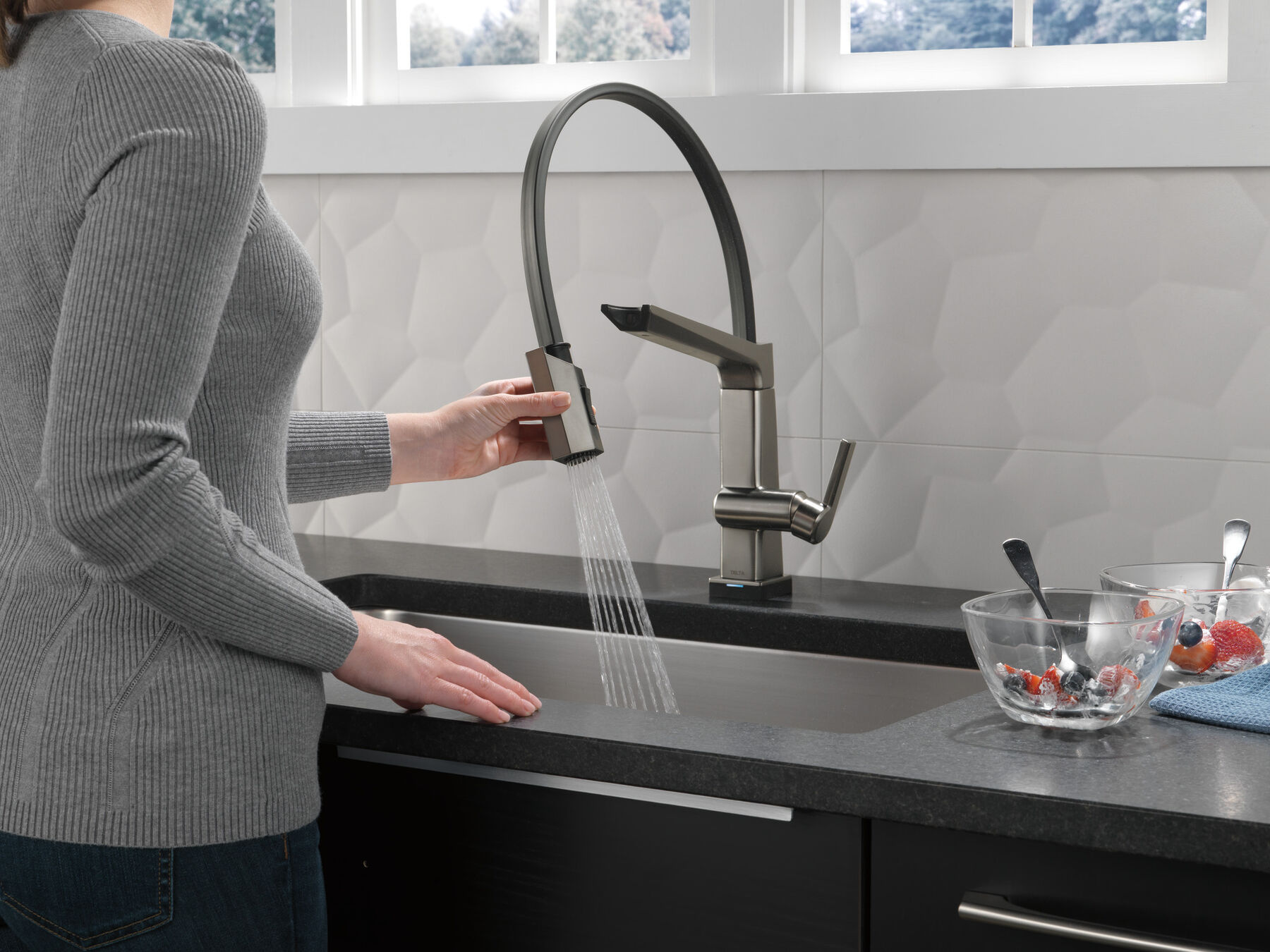 Llave para cocina monomando con manguera expuesta y tecnología Touch<sub>2</sub>O, imagen 7