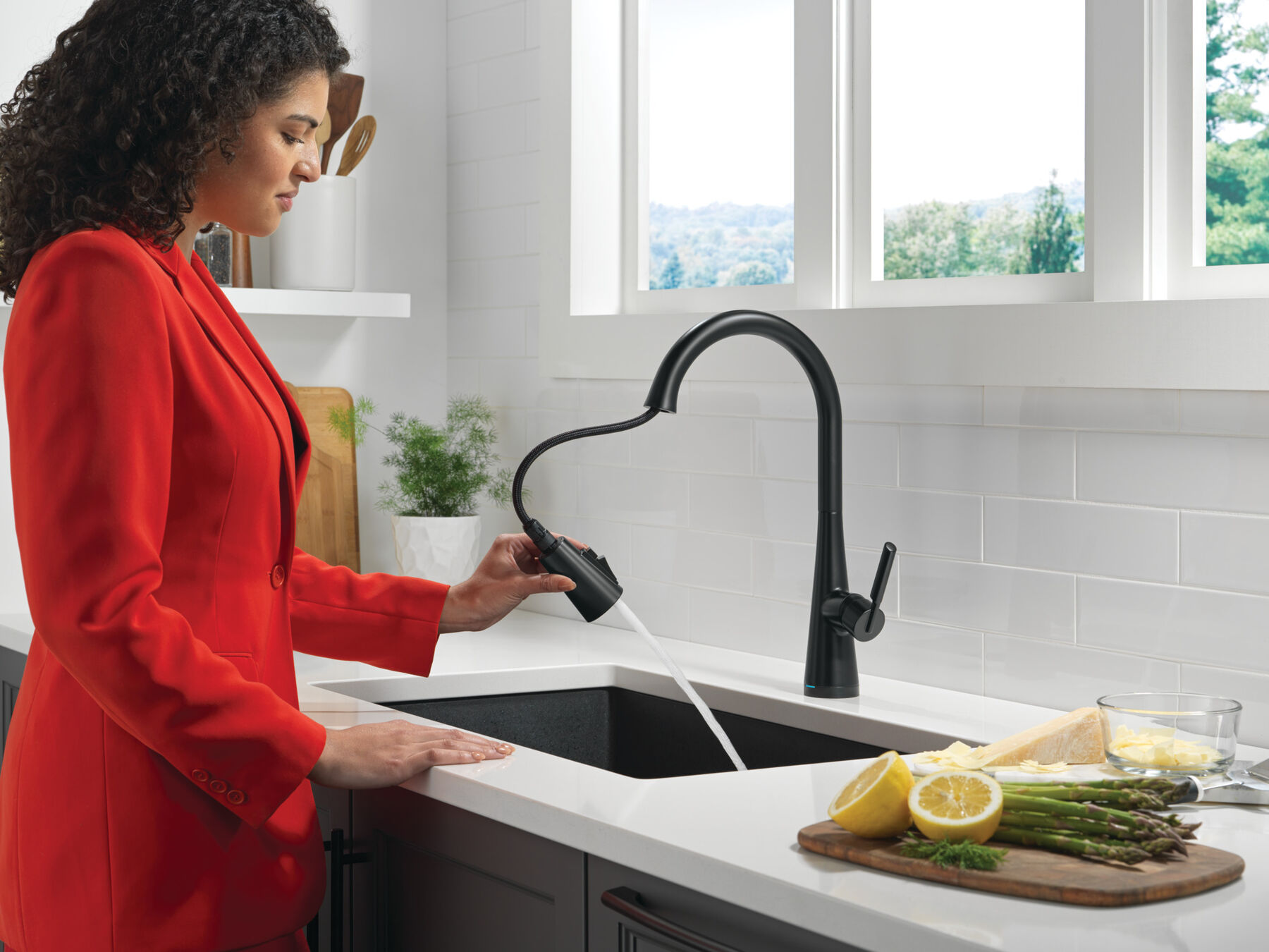 Single Handle Pull-Down Touch<sub>2</sub>O® Technology Kitchen Faucet with Touchless Technology, image 4