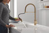 Llave para cocina extensible de una manija con tubo de salida con muelle