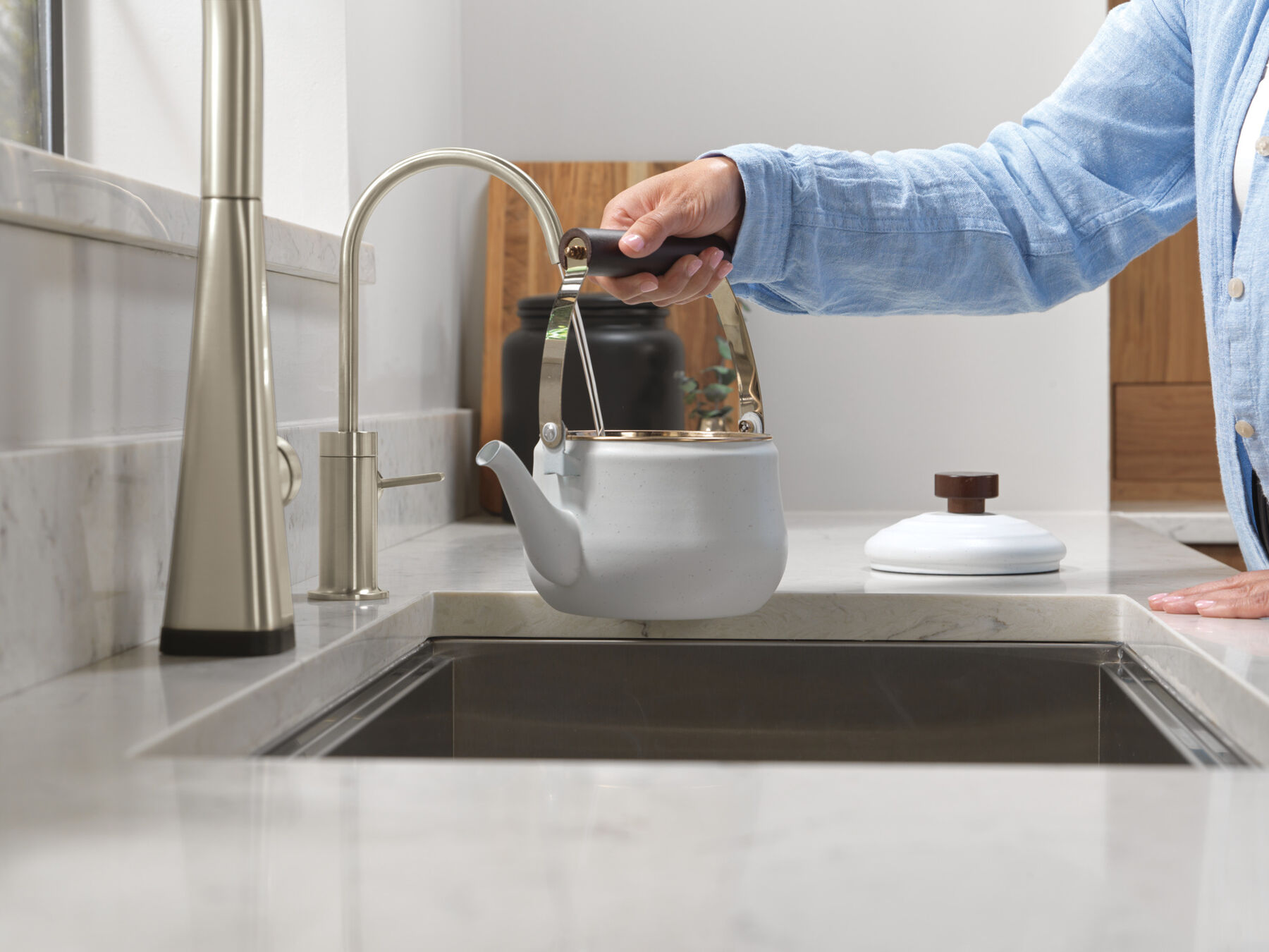 Single-Handle Pull-Down Kitchen Faucet with Touch<sub>2</sub>O® Technology, image 17
