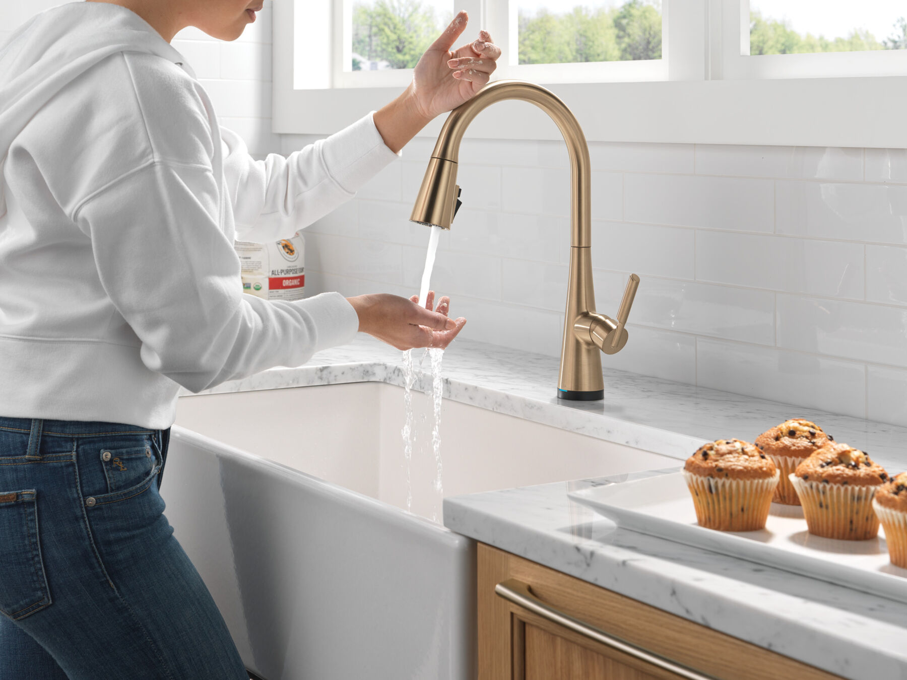 Single Handle Pull-Down Touch<sub>2</sub>O® Technology Kitchen Faucet with Touchless Technology, image 5