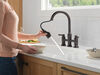 Llave para cocina tipo puente extensible con dos manijas