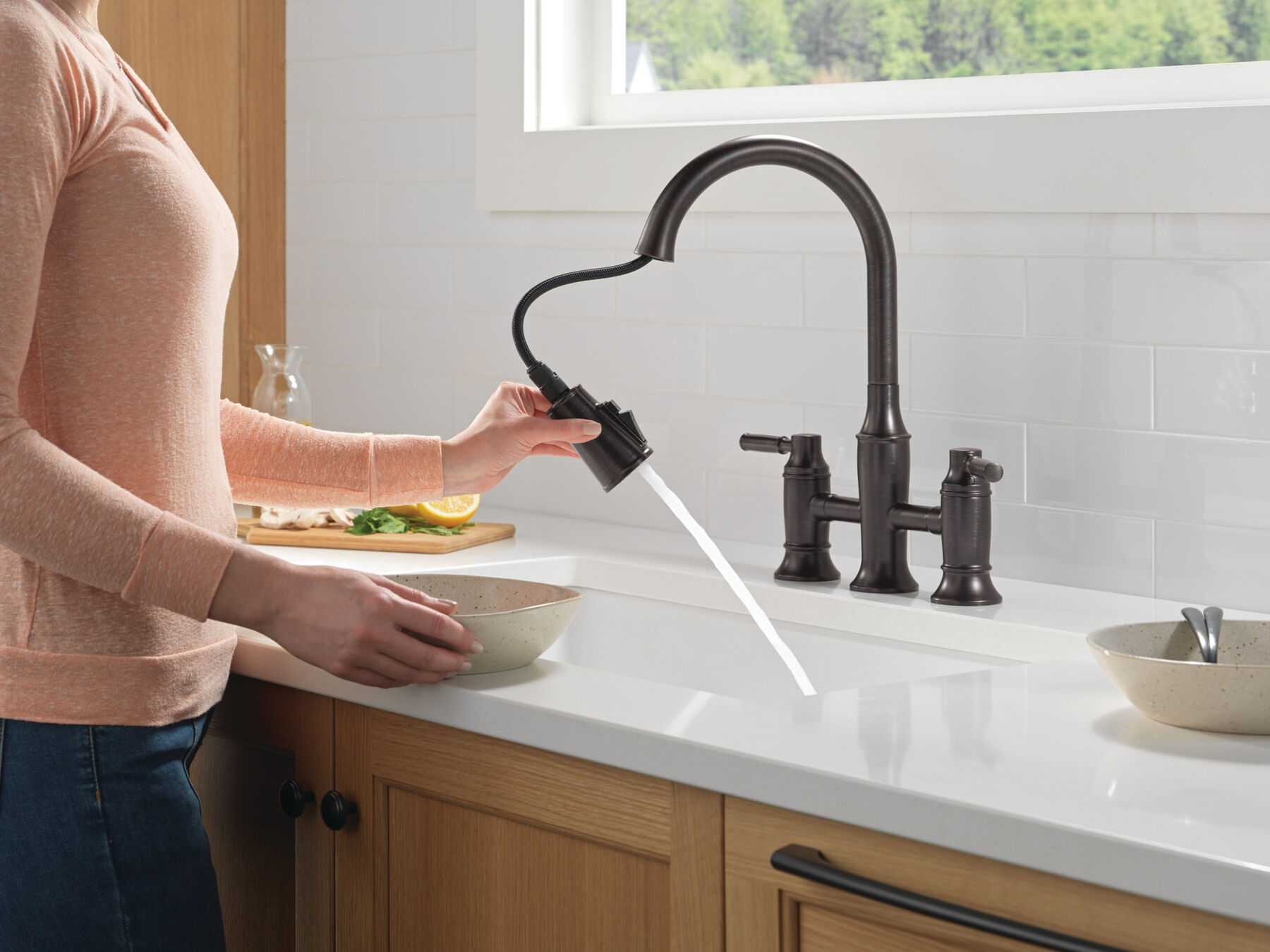 Llave para cocina tipo puente extensible con dos manijas, imagen 2