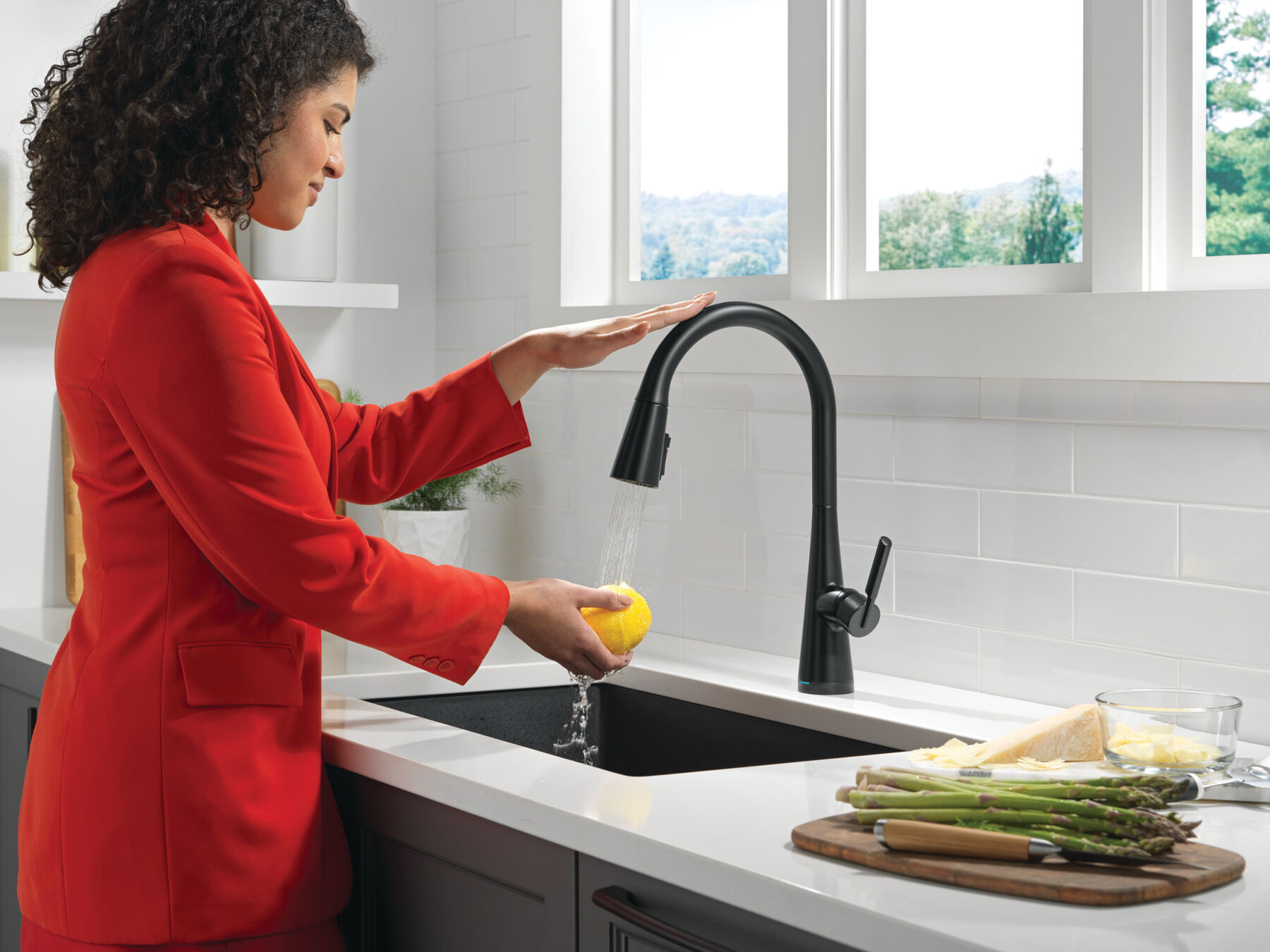 Single Handle Pull-Down Touch<sub>2</sub>O® Technology Kitchen Faucet with Touchless Technology, image 5