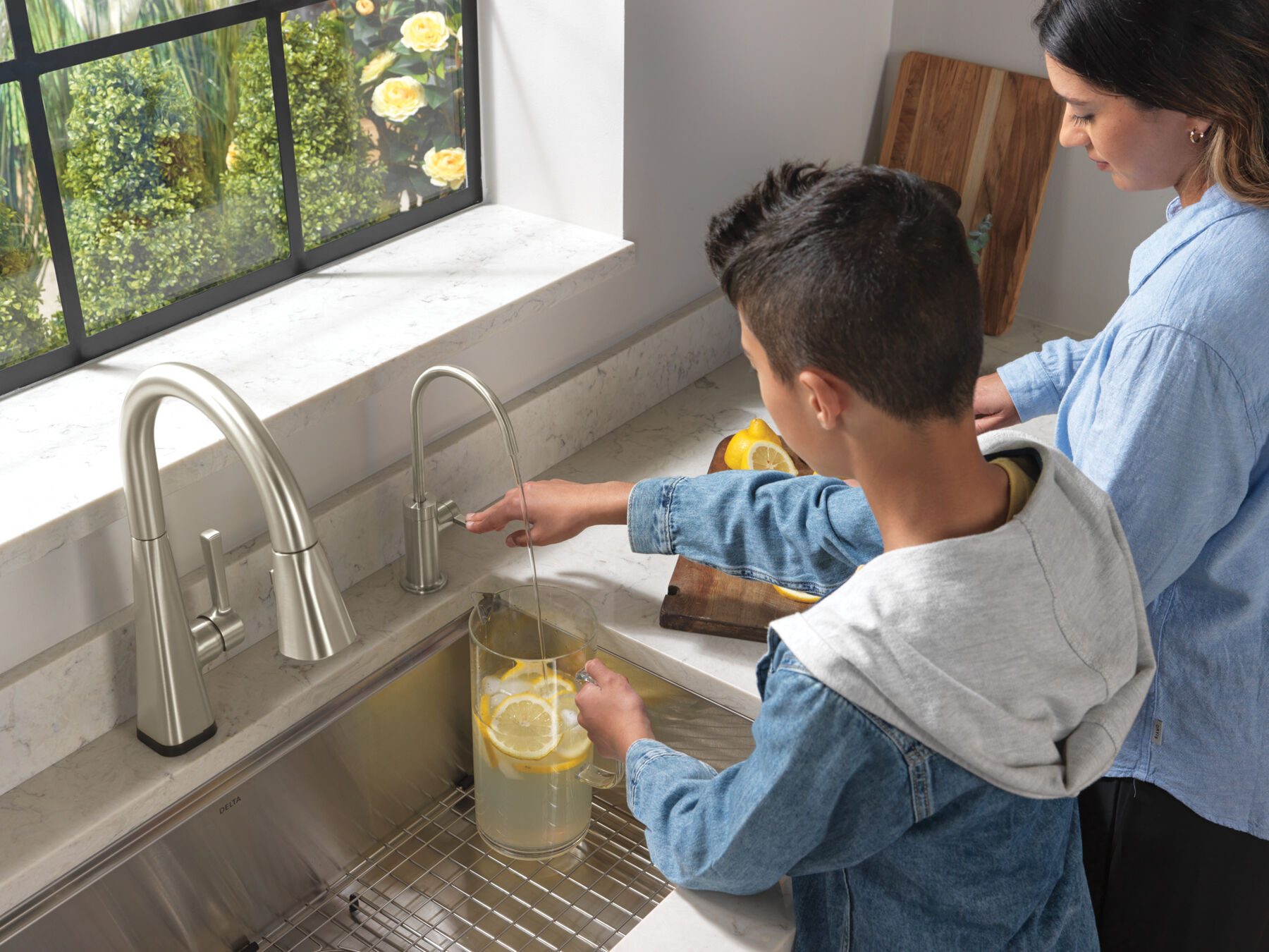 Single-Handle Pull-Down Kitchen Faucet with Touch<sub>2</sub>O® Technology, image 21