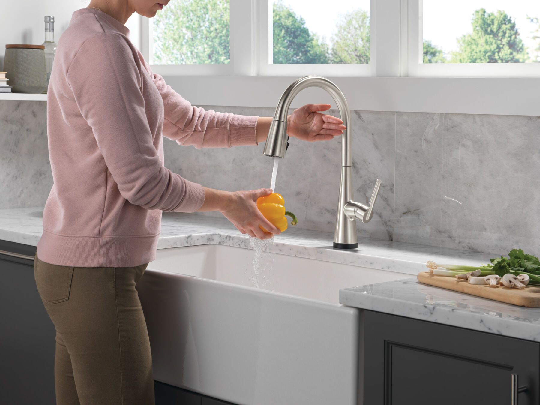Single Handle Pull-Down Touch<sub>2</sub>O® Technology Kitchen Faucet with Touchless Technology, image 6