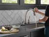 Llave deslizable de una manija para cocina con tecnología Touch2O® y dispensador de jabón