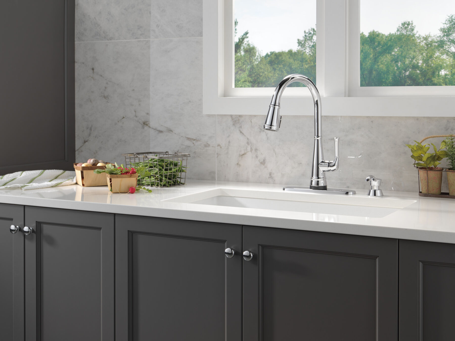 Single Handle Pull-Down Kitchen Faucet with Touch<sub>2</sub>O® Technology and ShieldSpray® Technologies, image 2