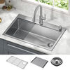 Lavabo de cocina tipo estación de trabajo con un receptáculo de acero inoxidable de 33" de montaje bajo encimera encastrado, con reborde WorkFlow™ y accesorios