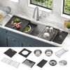 Lavabo de cocina tipo estación de trabajo con un receptáculo de acero inoxidable calibre 16 de 45" de montaje bajo encimera con reborde WorkFlow™ de dos niveles y accesorios