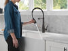 Llave para cocina extensible de una manija con tubo de salida con muelle