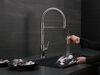 Llave para cocina extensible de una manija con tubo de salida con muelle