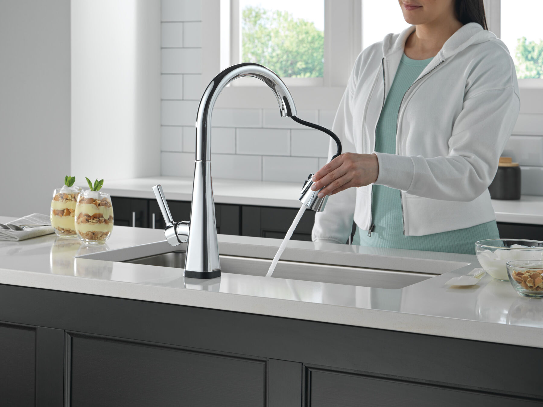 Single-Handle Pull-Down Kitchen Faucet with Touch<sub>2</sub>O® Technology, image 4