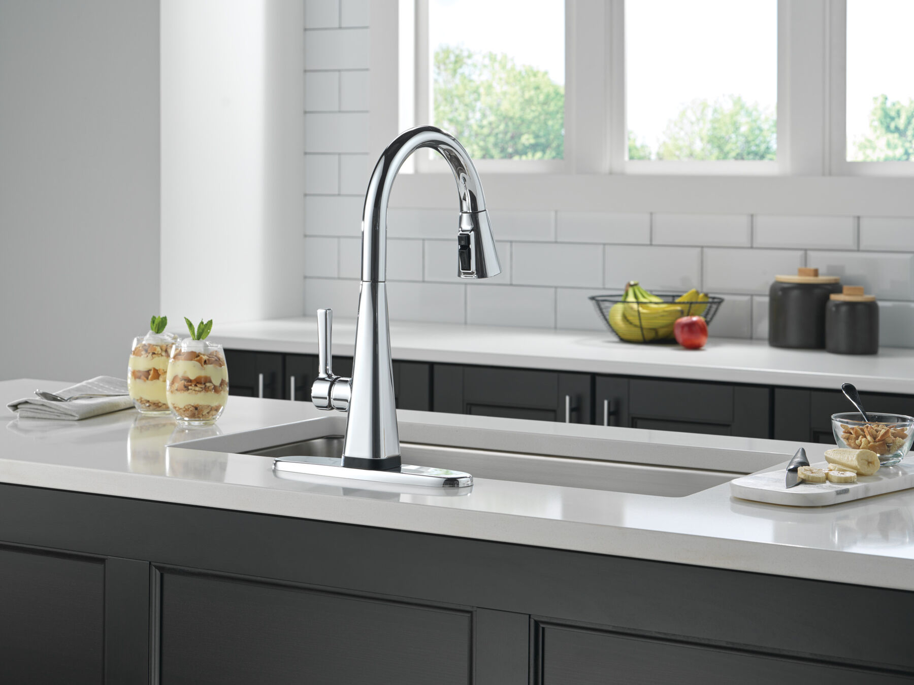 Single-Handle Pull-Down Kitchen Faucet with Touch<sub>2</sub>O® Technology, image 2