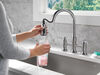 Llave para cocina tipo puente extensible con dos manijas