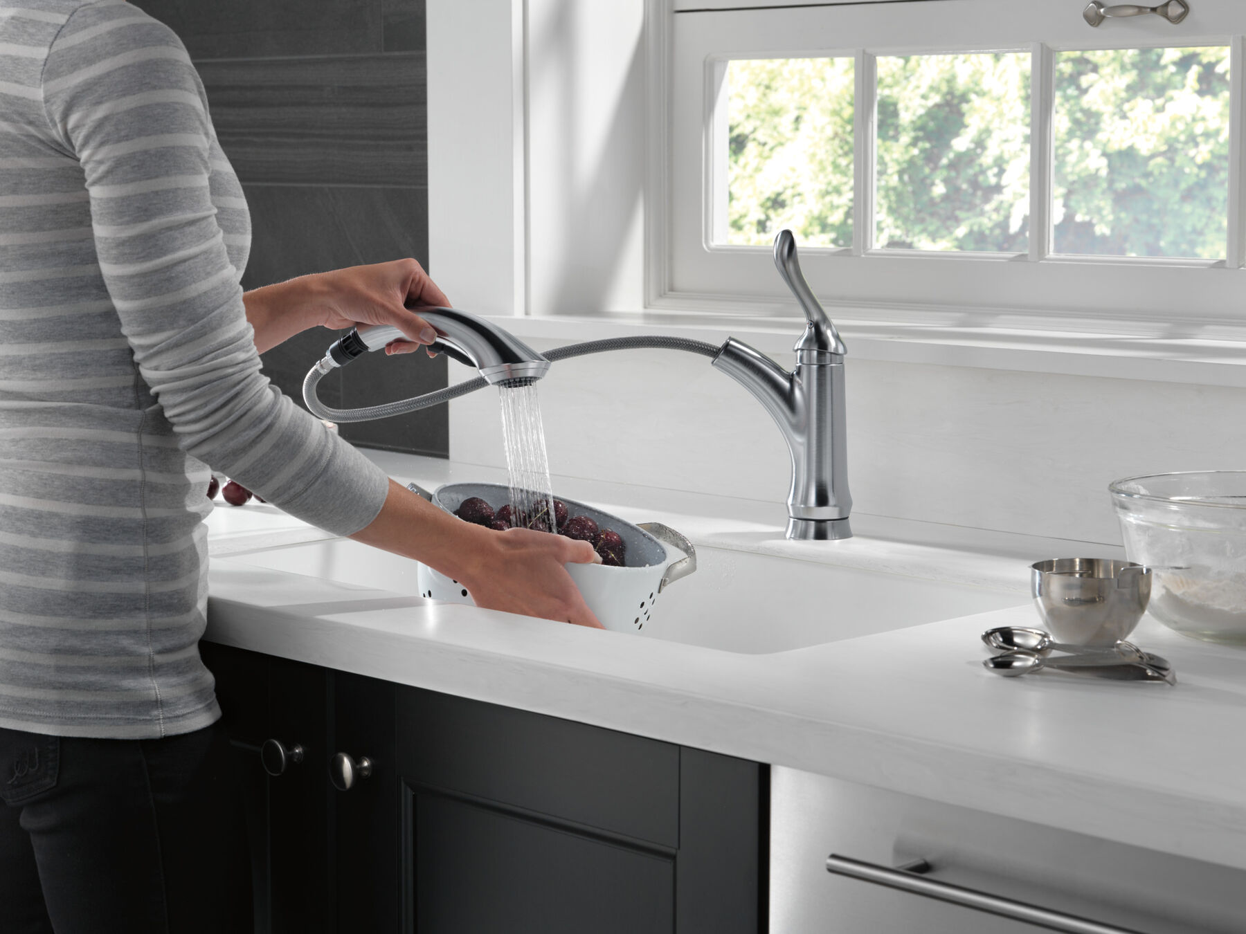 Llave para cocina retráctil de una manija de consumo eficiente de agua (producto recertificado), imagen 3