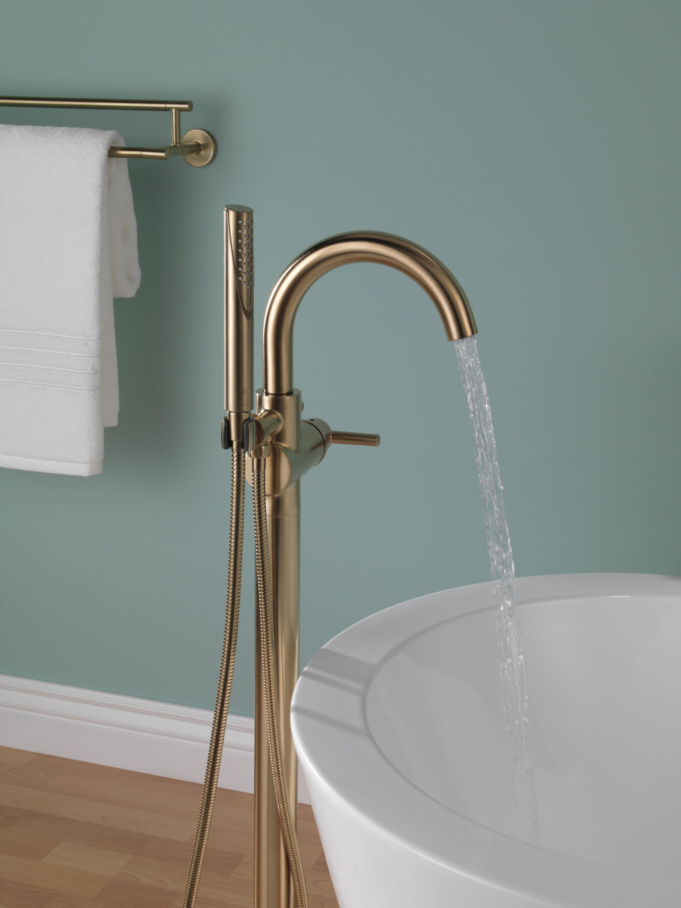 Accesorios de llave de llenado para bañera de montaje en piso estilo contemporáneo (producto recertificado), imagen 5