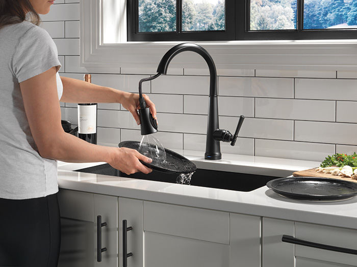 Llave para cocina de una manija extensible Emmeline™ con tecnología Touch2O en color negro mate