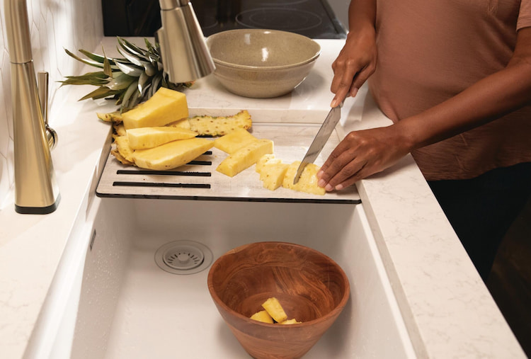 Picando una piña en un lavabo tipo estación de trabajo