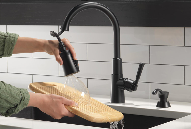 Llave para cocina extensible de una manija Emmeline™ con tecnología ShieldSpray® en negro mate