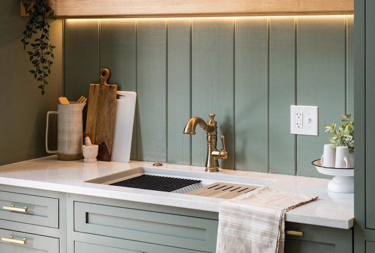 cocina verde y colorida de @ocdesignandstaging