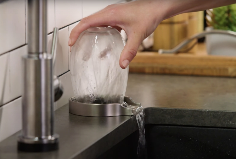 enjuagadora de vasos enjuagando una copa de vino