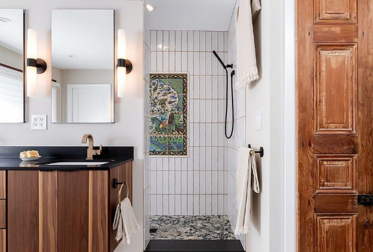 baño blanco con detalles de madera y ducha manual en negro mate