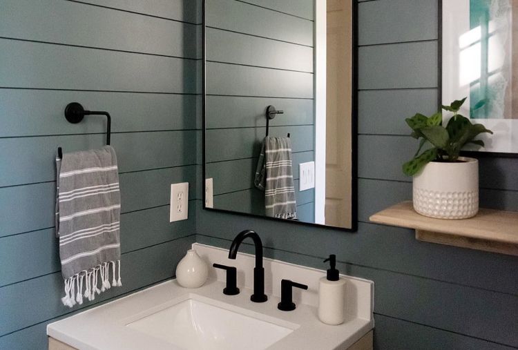 baño con machimbre en azul de @highandtightdesign