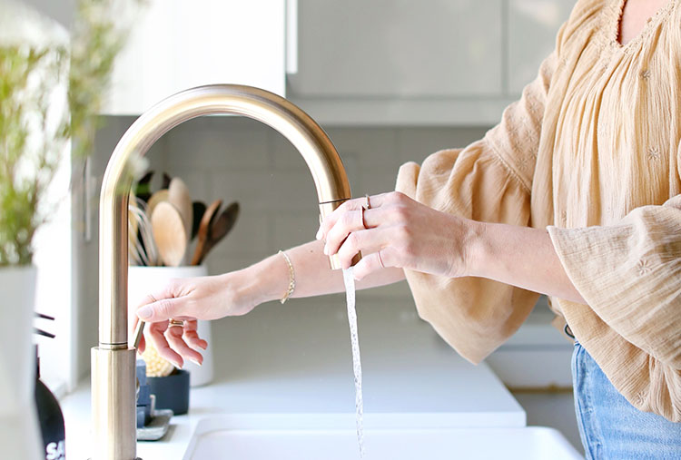 Renovación de cocina moderna en blanco brillante y latón