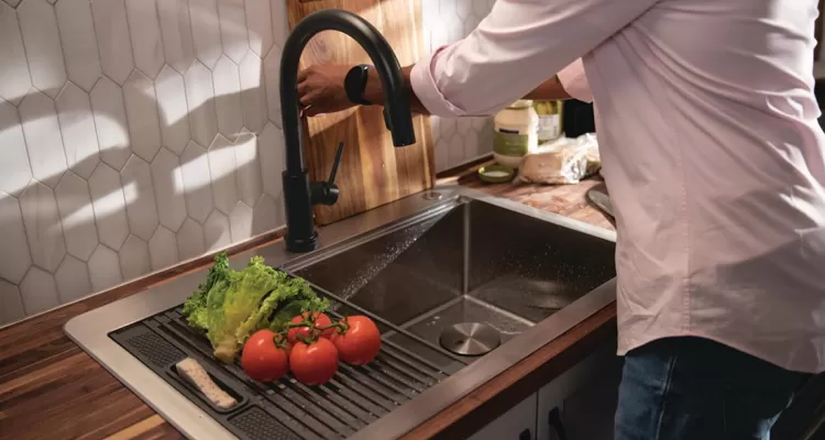 Lavabo de cocina tipo estación de trabajo de Delta