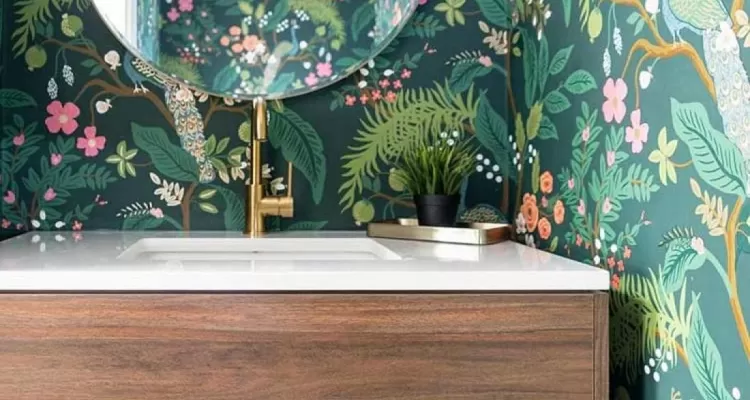 imagen de baño empapelado de colores de prettyputtogether
