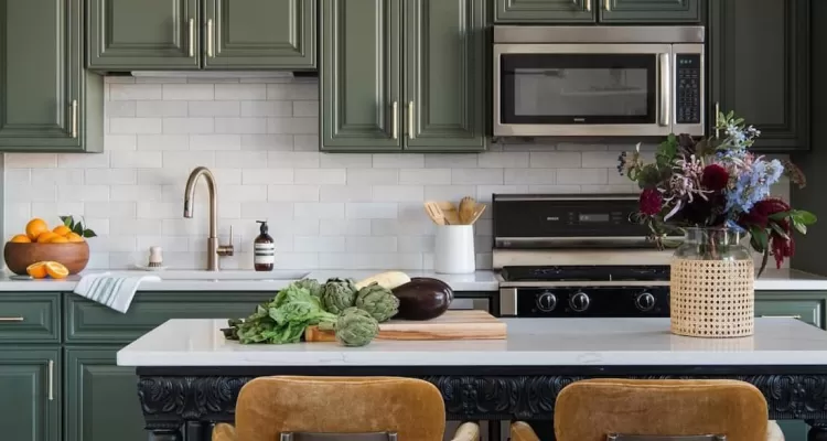 cocina de @walt.on.barry en verde oscuro