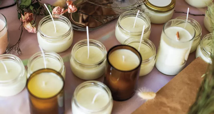 Velas caseras en frascos de conservas