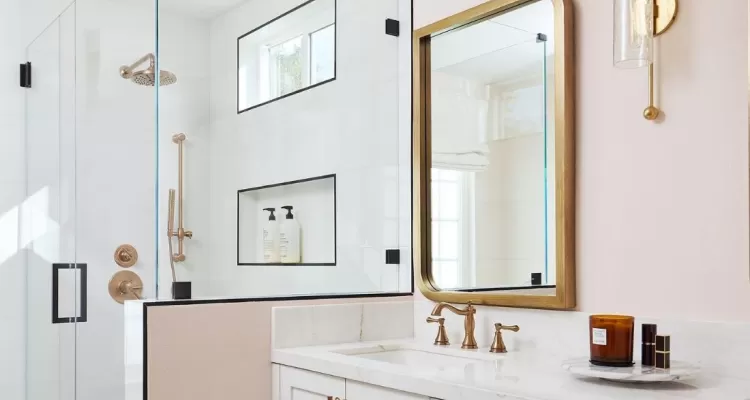 baño blanco brillante con llave y artefactos de ducha en champagne bronze