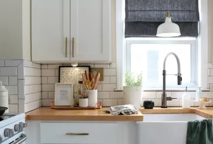 cocina moderna con una encimera de madera y artefactos de metal