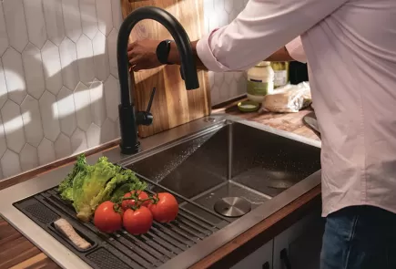 Lavabo de cocina tipo estación de trabajo de Delta